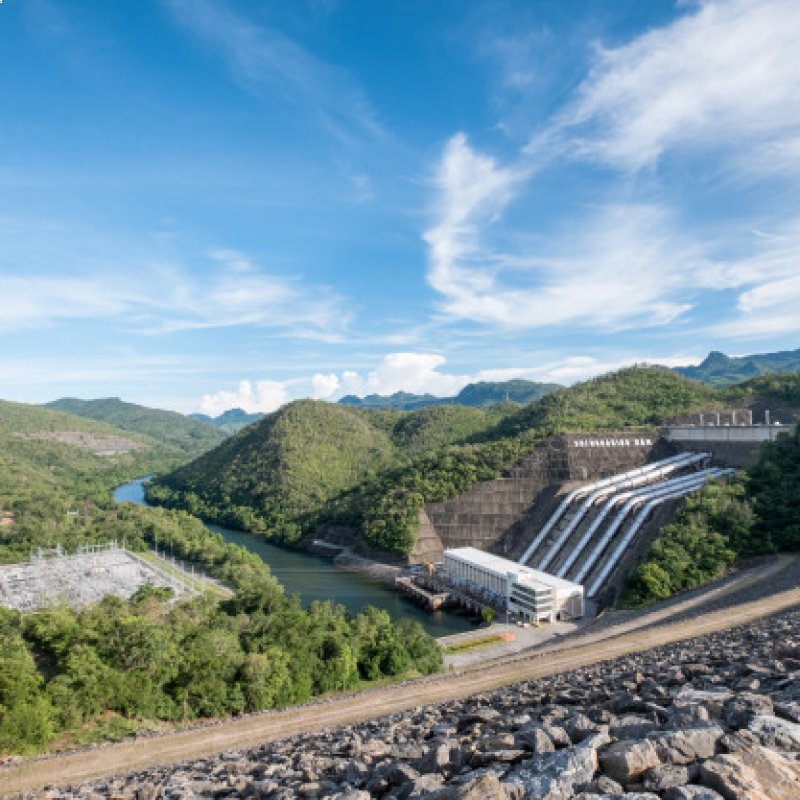 Se basa en la producción de energía gracias al agua..