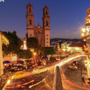 Así se ve Taxco iluminado en la Navidad.